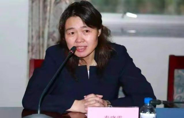 穿jk白丝被粉嫩脚底